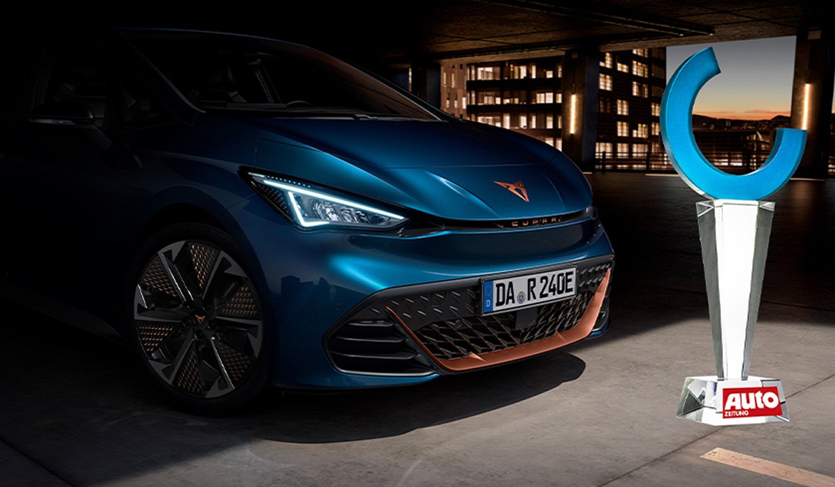 CUPRA Born auf Ausstellungsfläche mit Designpreis in Frontalperspektive